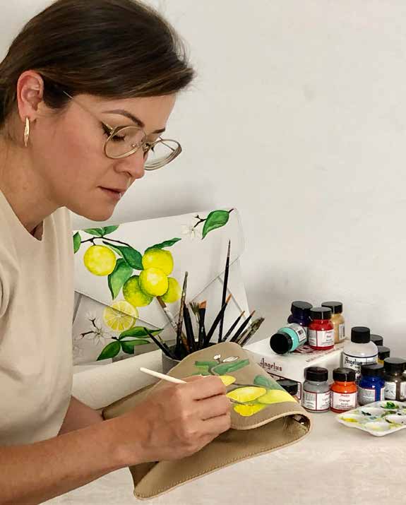 Angie Vasquez pintando un bolso artesanal