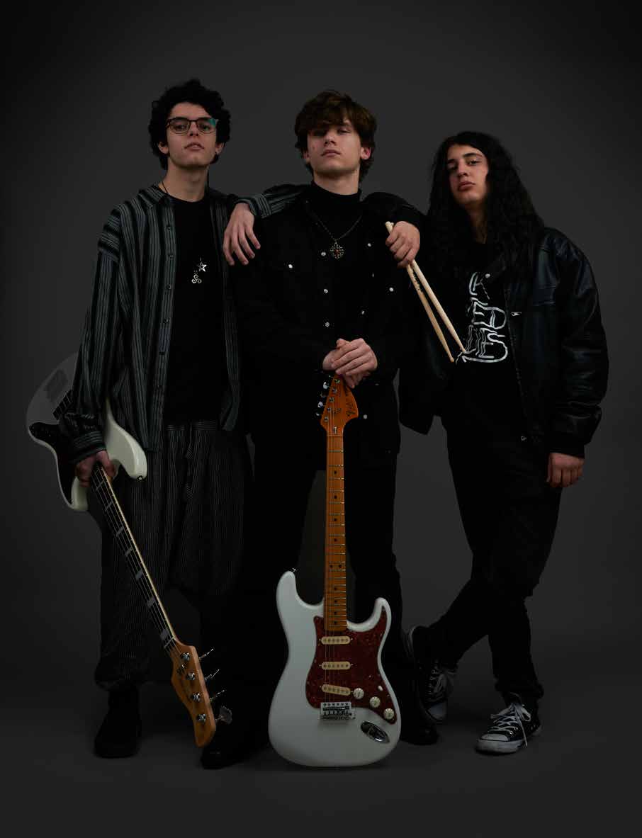 Retrato de The Black-Suited Ladies