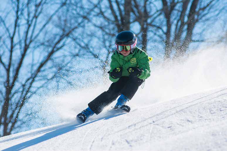 Esquiador en una pista de nieve como ejemplo de promoción de actividades