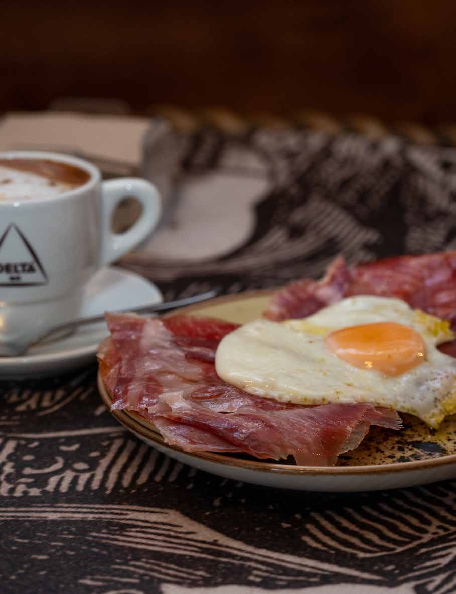 Desayuno con café, jamón y huevo