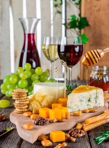 Mesa con alimentos y bebidas para ilustrar el marketing gastronómico