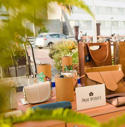 Exposición de bolsos artesanales de Angie Vasquez