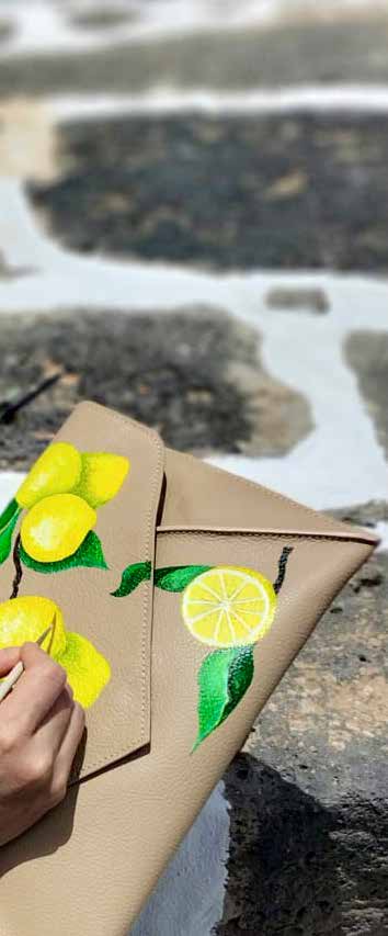 Detalle de un bolso artesanal pintado con limones