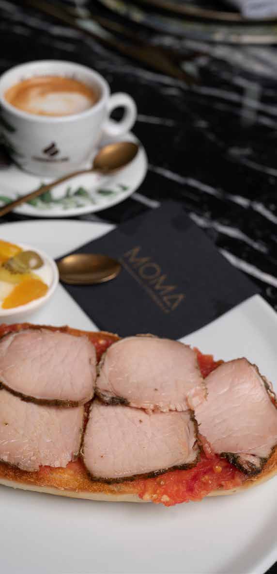 Café y tostada servidos en una mesa