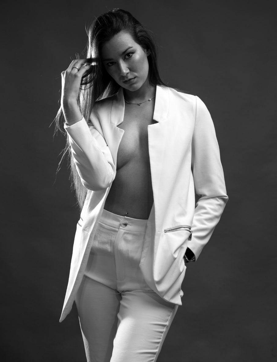 Retrato de moda en blanco y negro