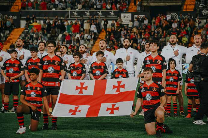 Jugadores y banderas tras la final de rugby