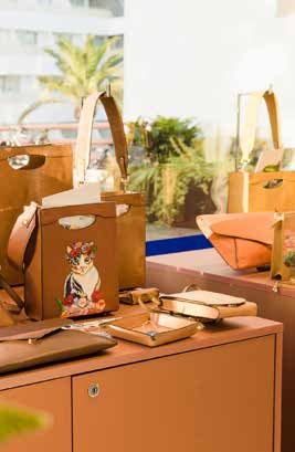 Bolsos artesanales expuestos en una tienda