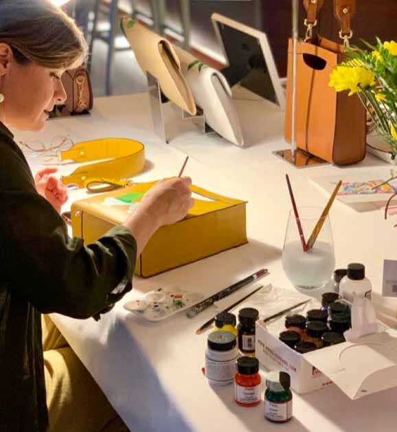 Angie Vasquez trabajando en su taller
